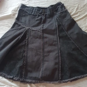 Grunge midikjol  - Midikjol köpt på spúútnik, second hand, den är mörkgrå. Kommer ej till användning så tänkte sälja, kom gärna med prisförslag 😊 skulle kunna passa en större S men den är troligtvis en M. 