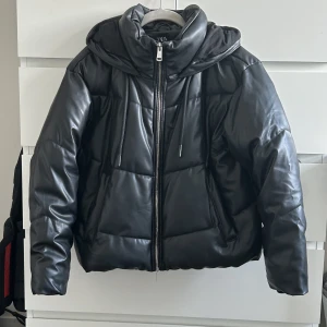 Zara svart pufferjacka i läderimitation  - Svart pufferjacka från Zara i läderimitation✨Säljer pga har en annan jacka jag använder. Fint skick och har fickor med blixtlås. Kontakta vid frågor💕
