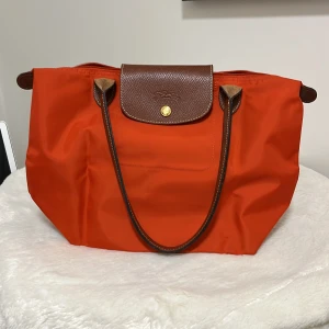 Äkta LONGCHAMP VÄSKA SOM NY - Liten