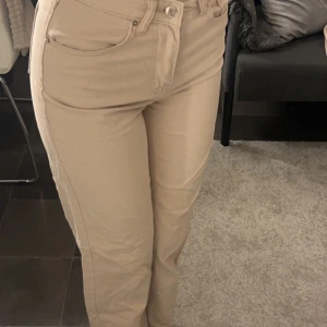 Jeans - Super fina jeans, använt 1 gång men inte min typ av stil. Storlek Xs/S 😊