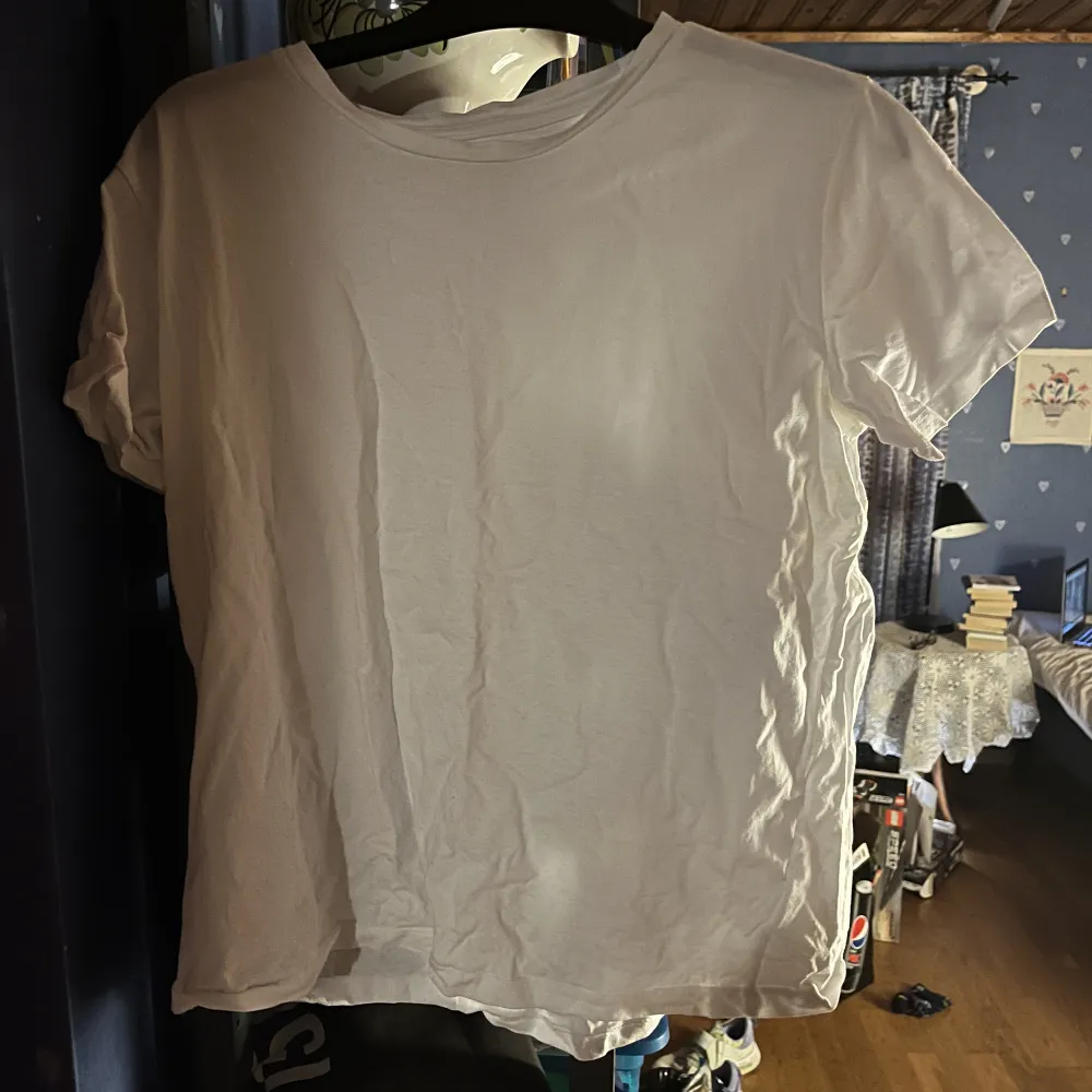 Säljer min två tröjor från Lager 157. En är i organisk bomull och en i Viskos. Sparsamt använda och säljs till ett paketpris :). T-shirts.