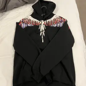 Marcelo burlon hoodie, A kopia för riktigt bra pris, röd färg, storlek xxl men passar L-Xl
