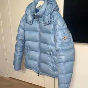 Moncler Maya - Moncler maya i färgen baby blå, med all ärlighet går de ej att hitta en finare moncler maya i färgen baby blå, sjukt svår att ens få tag på! Och givetvis äkta jacka! Vid fler bilder eller fundering kom pm!, endast seriösa köpare, inga skambud! Sällsynst!