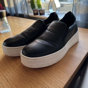 Sneakers - Säljer dessa populära sneakers från din sko i stl 40, säljes pga för stor storlek, är använda en gång endast, skorna tvättas innan frakt, köptes för 550kr, säljer för 400❤️
