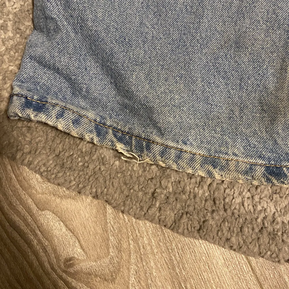 blåa baggy jeans från bershka i storlek 38. använda fåtal gånger. modellen är lite mer som straight leg jeans än baggy.. trasig längst ner på båda byxbenen (pga har blivit trampade på).. Jeans & Byxor.