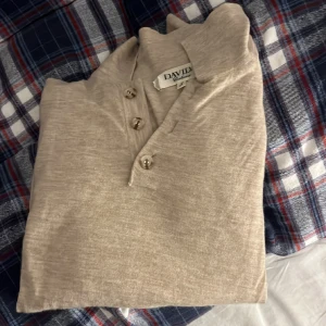 Davida Pike Långärmad - Säljer denna jätte fina Långärmiga Cashmere Pikétröja, tröjan är i otroligt bra skick med inga defekter alls, Hör av er vid fler frågor Skick 9,5/10 Nypris:2400 