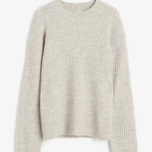 Stickad tröja  - Stickad tröja från hm. Aldrig använd. Skriv för mer bilder