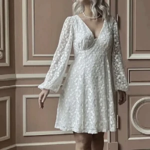 Studentklänning  - Säljer denna slutsålda vackra klänning från Gina❤️använd vid endast 1 tillfälle så är så gott som ny!!Inga defekter. Passar perfekt till studenten eller sommaren😍