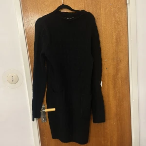 Stickad klänning  - -