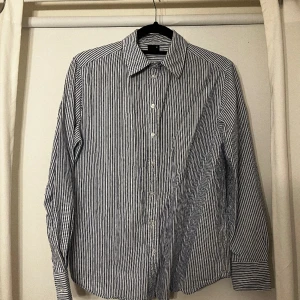 Skjorta, ginatricot - Vit blå randig skjorta, inga defekter, oanvänd 