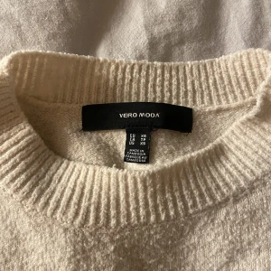 Vera Moda stickad tröja - Säljer min stickade veramoda tröja/t-shirt hör av dig om du har frågor eler intresse💕 pris går att diskutera