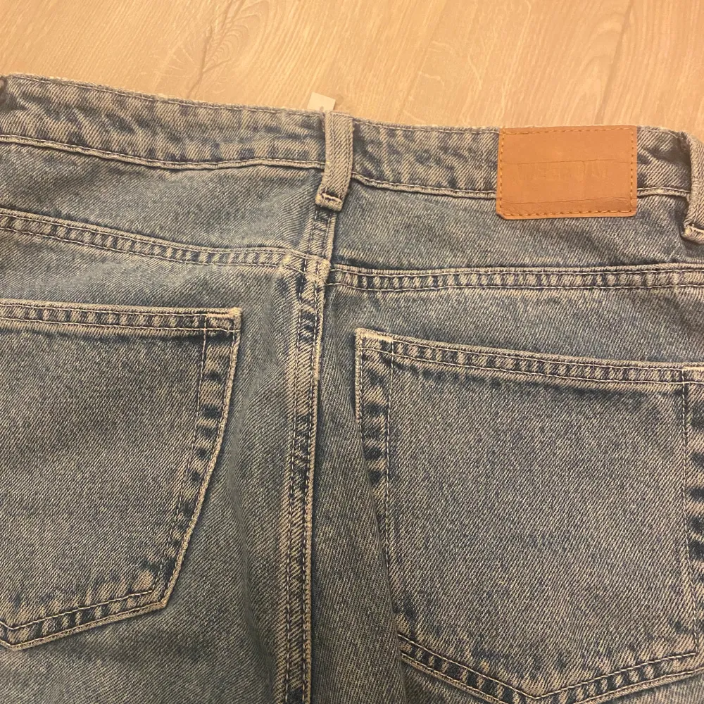 Säljer nu mina weekday jeans i modellen rowe i storlek 25x32. De är endast använda ett fåtal gånger.. Jeans & Byxor.