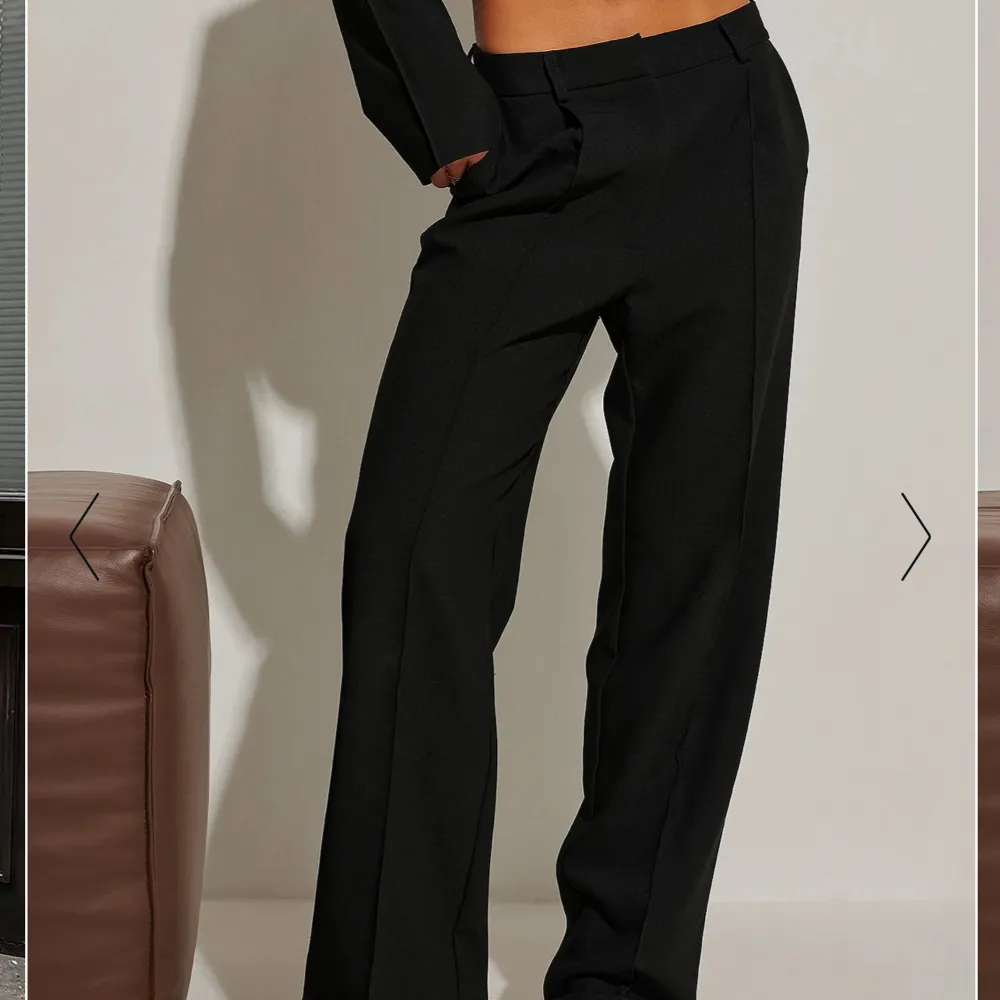 Säljer denna jättefina kostymbyxor den hanna schönberg X nakd, storlek xs och är raka i modellen. Köpt för 500kr!. Jeans & Byxor.