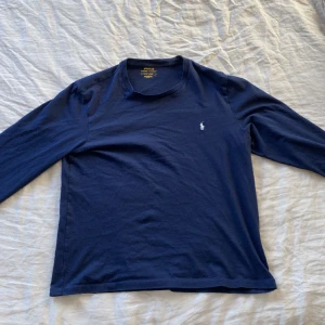 Polo-sweatshirt - En mörk blå polo-sweatshirt, riktigt skönt material  Anledningen till att jag säljer den beror på att den dröjde inte länge utan att man växte sig ur den, så tröjan är bara använd några få antal gånger dessutom. 