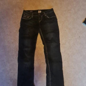 True religion - Ett par äkta mörkblåa true religion säljer billigt då de inte är min stil längre och vill ha plats i garderoben. Kom gärna med prisförslag