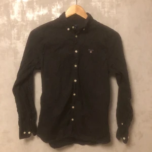 Gant skjorta  - En gant skjorta i storlek 158/164. Säljer då den är för liten. Hör av er vid intresse 