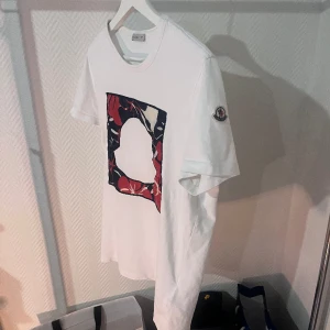 Moncler T-shirt  - Moncler T-shirt i fint skick Självklart äkta finns qr 