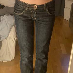 Säljer mina fina miss sixty jeans då dom inte kommer till användning längre😊Dom är i storlek 25 men dom skulle kunna passa någon i storlek 27-28 också❤️Det är en gammal modell så dom finns inte att köpa i butik längre💘