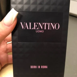 Valentino parfym  - Har råkat köpa herr versionen av den parfym jag ville ha. Den är helt oanvänd har bara sprayat ett sprut. Ny pris ca 1100kr. 100ml. Kvitto finns och köpt från nordicfeel.  