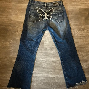 Butterfly Jeans - y2k flare jeans med en söt fjärilsdetalj🦋  Innerbenslängden: 72cm Midjemåttet tvärsöver: 39cm