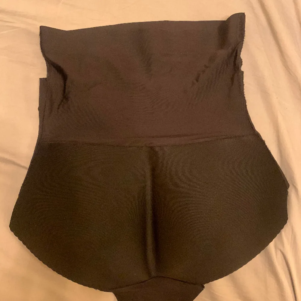 Shapewear push up trosor med korsett som man kan spänna till man får en kurvigare figur.  ** Aldrig använt.  Passar xs-s. Övrigt.