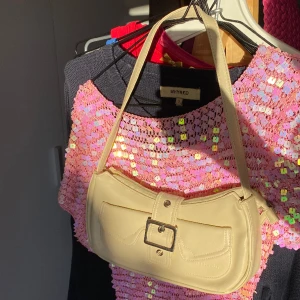 Cremevit väska🤩 - Söt väska från Alessandro!💓 Använd  men i fint skick!💕💕