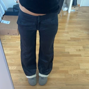 Lågmidjade linnebyxor - Långa lågmidjade linnebyxor💕Jag är 177cm. Midjemått 82cm Innerben 81cm