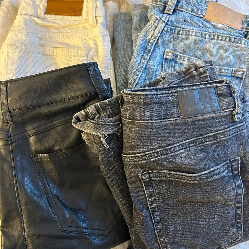 jeans/skinnbyxor från: bikbok, ginatricot, monki. Säljer helst allt tillsammans men om man är intresserad av några specifika så funkar det också💕 Paketpris: 350kr+frakt 1 par: 150kr+frakt Bara att höra av sig ifall ni vill ha fler bilder eller mått osv🫶🏼. Jeans & Byxor.