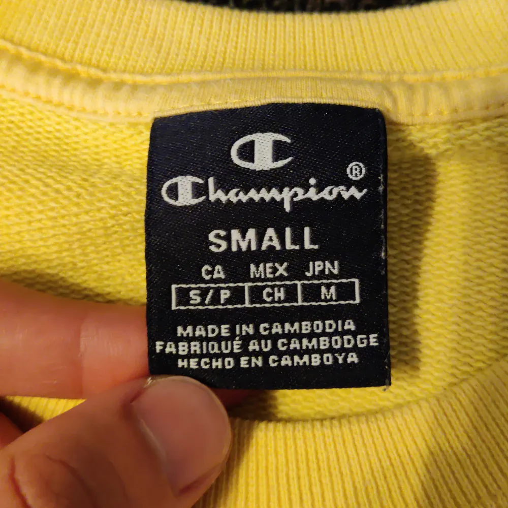 Jättefin gul Champion Sweatshirt i bra skick. Storlek S men den är på den mindre sidan så funkar jättebra som XS. Tröjor & Koftor.
