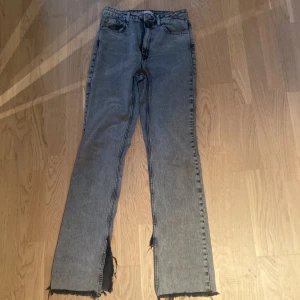 Jeans - Jag säljer dessa snygga jeans från zara!! Knappast använda!! Bra skick💗