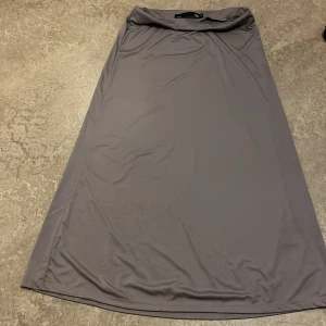 Lågmidjad beige kjol - En beige lågmidjad kjol dom är helt oanvänd och inte kommer till användning för mig. 