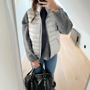 Silvrig väst - Säljer en silvrig dunväst från röhnisch, storlek 42 men väldigt mycket mindre i storleken, som en S eller möjligtvis M. Nypris är 1799. Perfekt till hösten och helt i nyskick. 