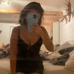 Svart klänning - Svart klänning från HM som man knyter i bysten och har en dragkedja på sidan. Den är väldigt luftig och perfekt till en varm sommar dag. 