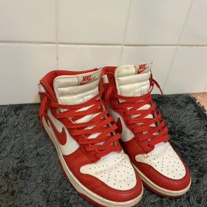 Nike dunk high - Nike dunk high university red Ganska bra condition använt i några månader. 