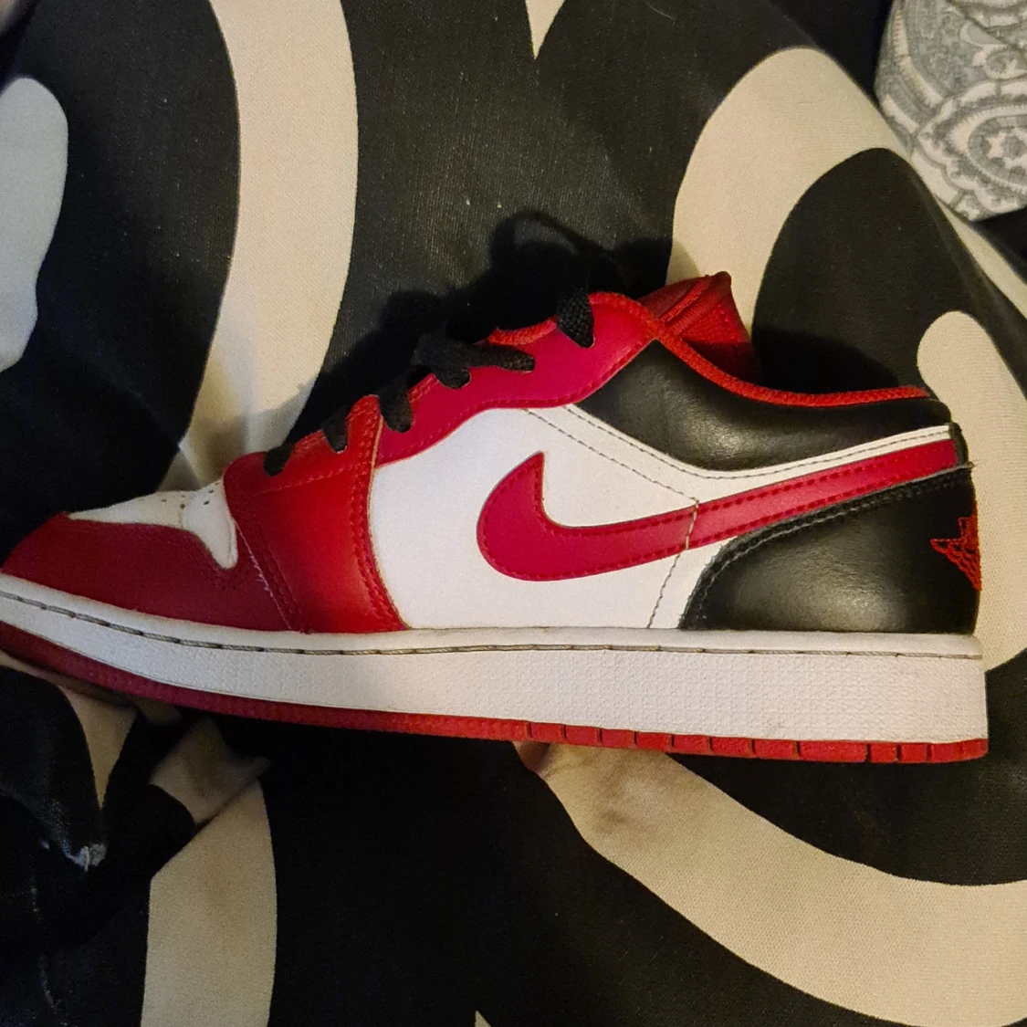 Jordan 1 low röd 38
