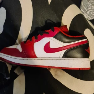 Jordan 1 low röd 38 - Säljer mina jordans 1 low röd för dom är för små de är små hål som man kan se på bilderna men de går att laga 