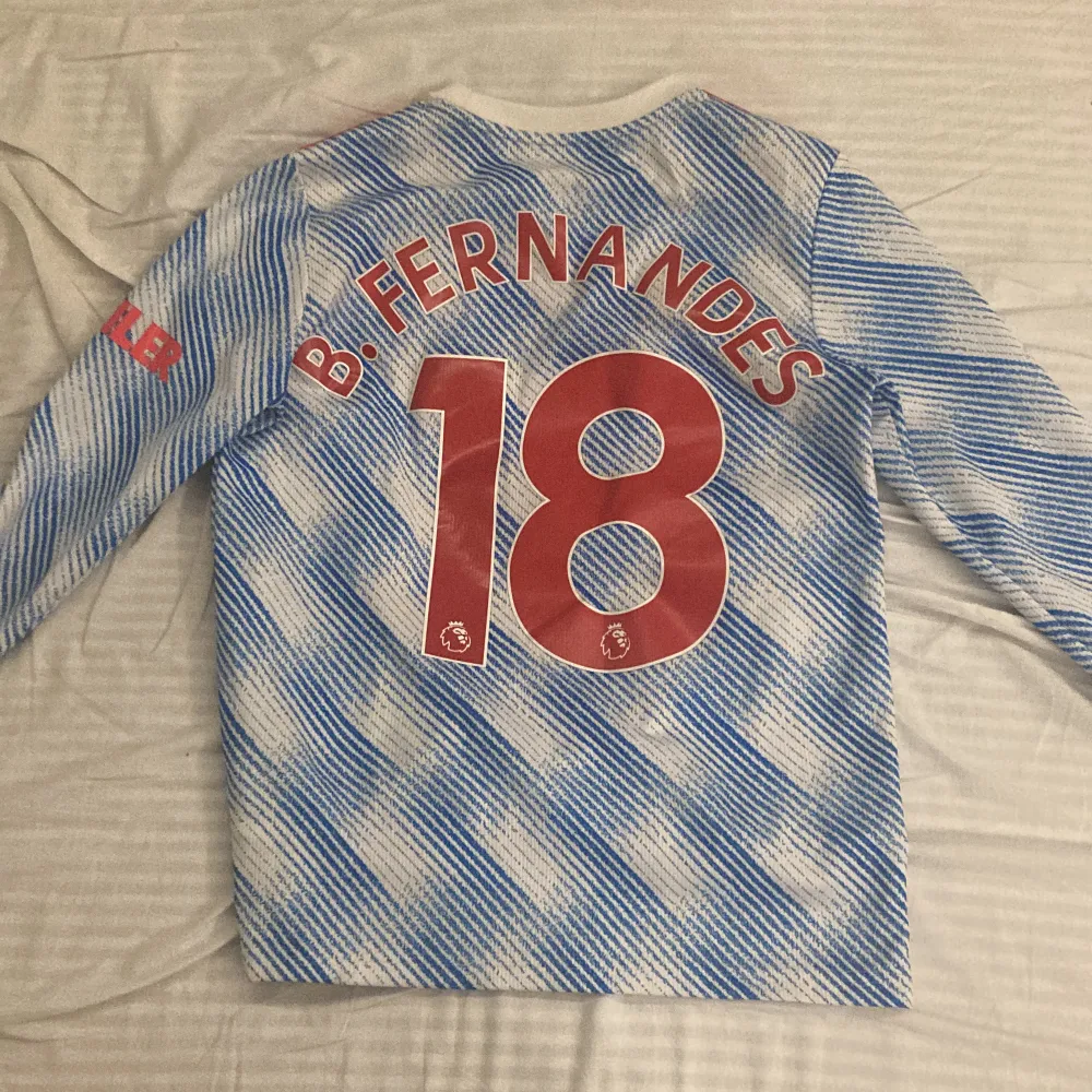 Säljer nu denna snygga långärmade Manchester United tröja från säsongen 20/21 med Bruno Fernandes i bak  De är fint skick på den . Hoodies.