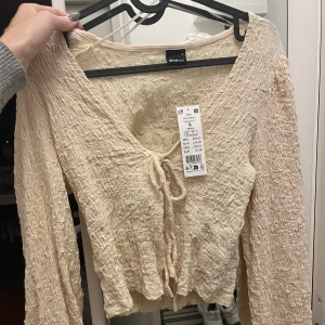 Ny top  - Festlig top som är helt oanvänd med lappen kvar. Passar både som festlig top eller mer vardags, inte alls genomskinlig 