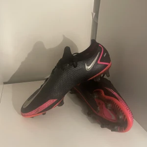 Nike Phantom Gt Elite - 41 - Nyskick! - Nike Phantom Gt i storlek 41 i nyskick. De är använda ett fåtal träningar och en är en väldigt attraktiv modell. Priset som står gäller men kan diskuteras vid snabb affär. Mvh Rshoes