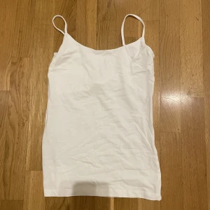 Vit linne - Säljer detta vita linne från Ullared. Använt 1-2 gånger. För fler bilder/frågor kom privat🩷