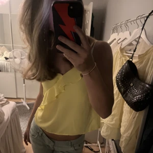 gul topp - gul topp från Gina som inte längre kommer till användning💕💕