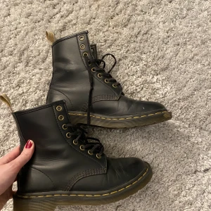 Dr martens - I väldigt bra skick, finns lite slitningar (se bild 3), säljer pågrund av att dom inte passar mig🫶🏻