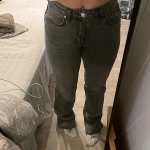 Flare jeans  - Flared jeans med medelhög midja i stl 38 från Gina, knappt använda. Kommer aldrig till någon användning💗