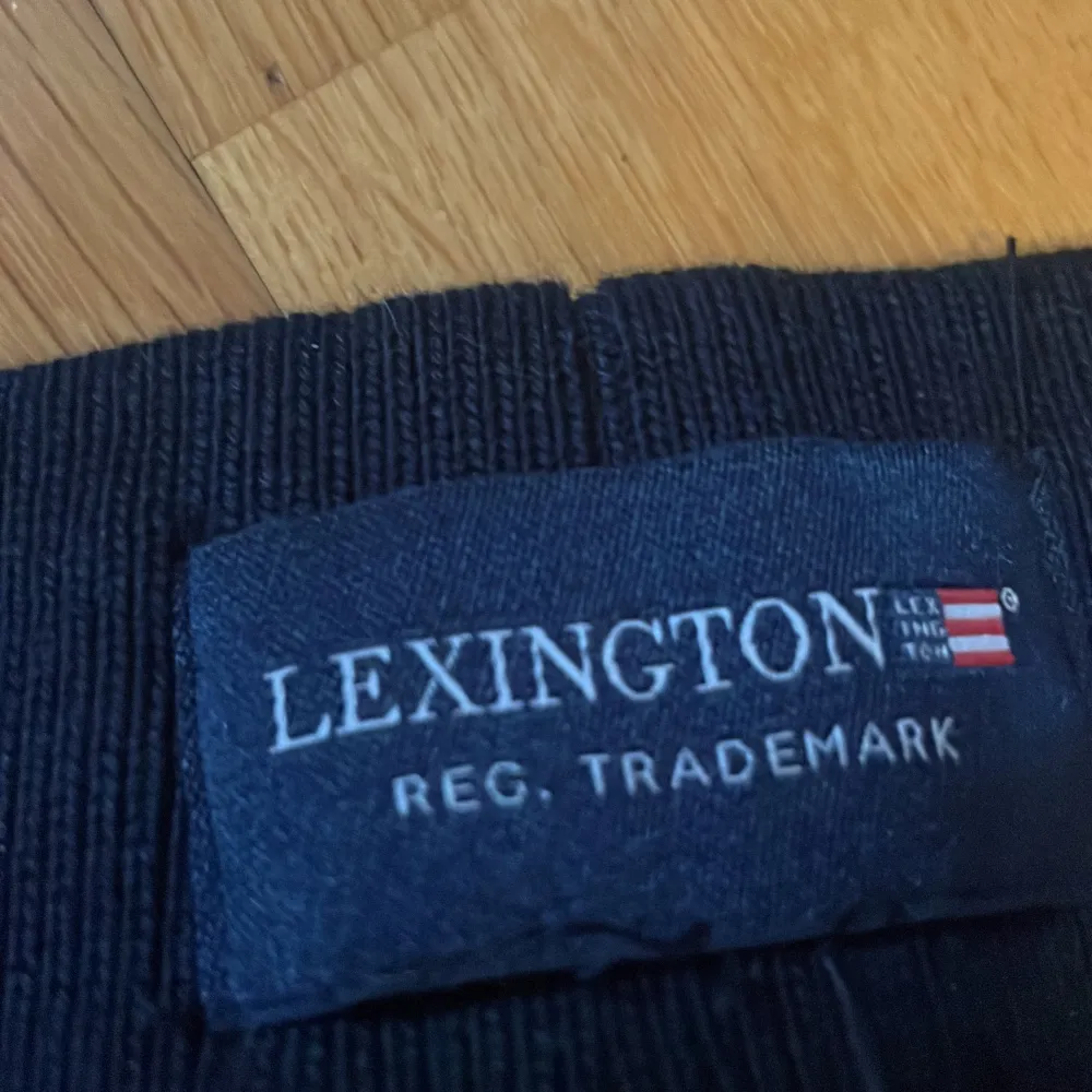 Säljer nu dessa raka mjukis byxor som nästan aldrig används pågrund av att byxorna var lite tajta men längden var perfekt(187cm) köptes för 1000kr på lexington. Jeans & Byxor.