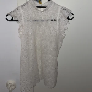 Öppen blommönstrig tröja - Vet inte vad man kallar denna men bra skicka och har ingen andvändnig längre☺️☺️