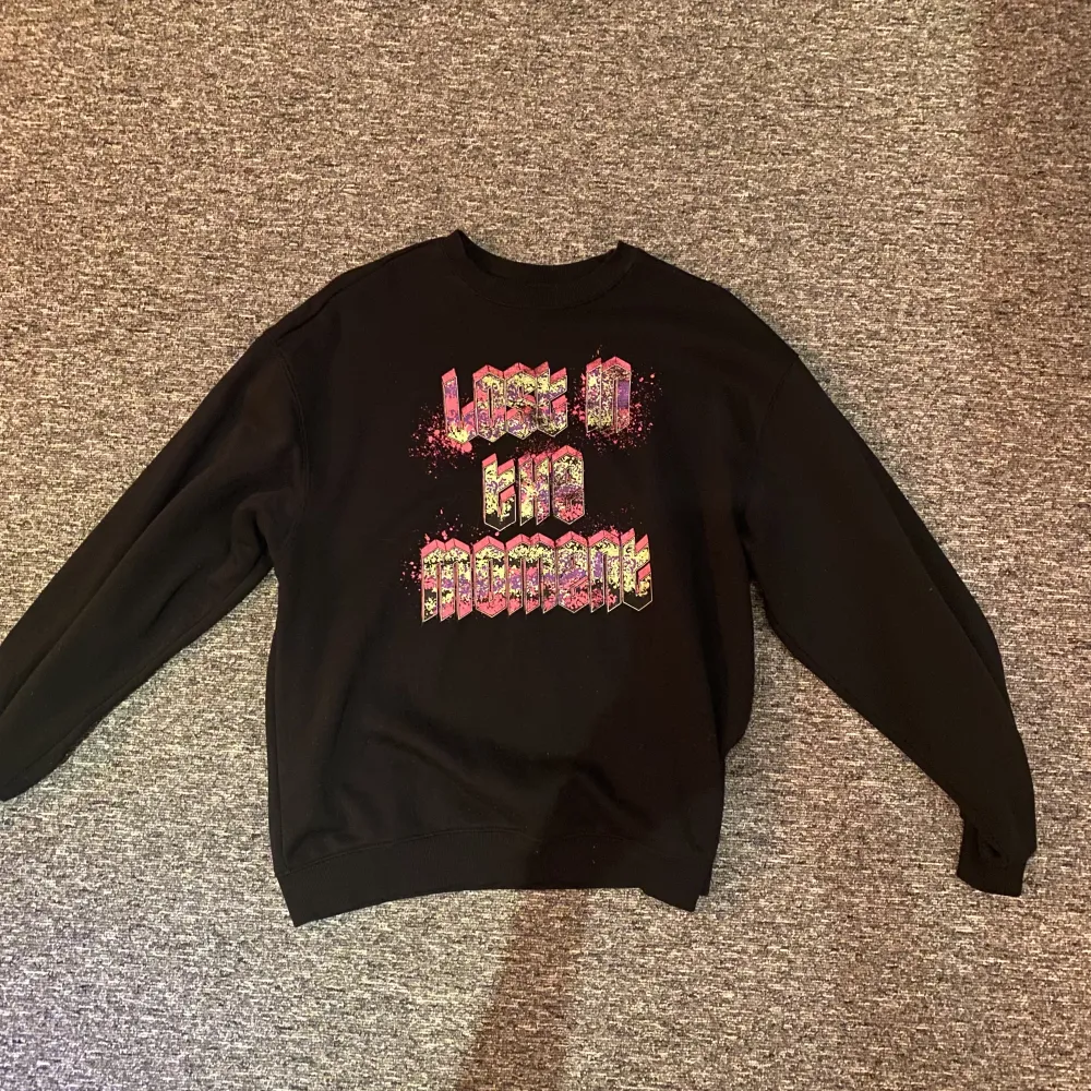 Jag säljer min fina sweatshirt från hm med coolt tryck. Använd men fint skick💖 Pris går alltid att diskutera . Neuletakit & Villapaidat.