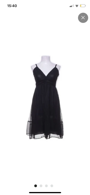 Svart fest klänning - Säljer denna svarta klänning från VILA då den inte kommit till andvändning. Skriv om de finns frågor!