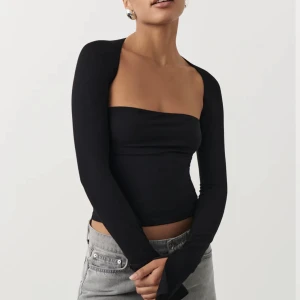 Svart topp - Säljer min fina topp från Gina tricot då den inte kommer till användning 💗