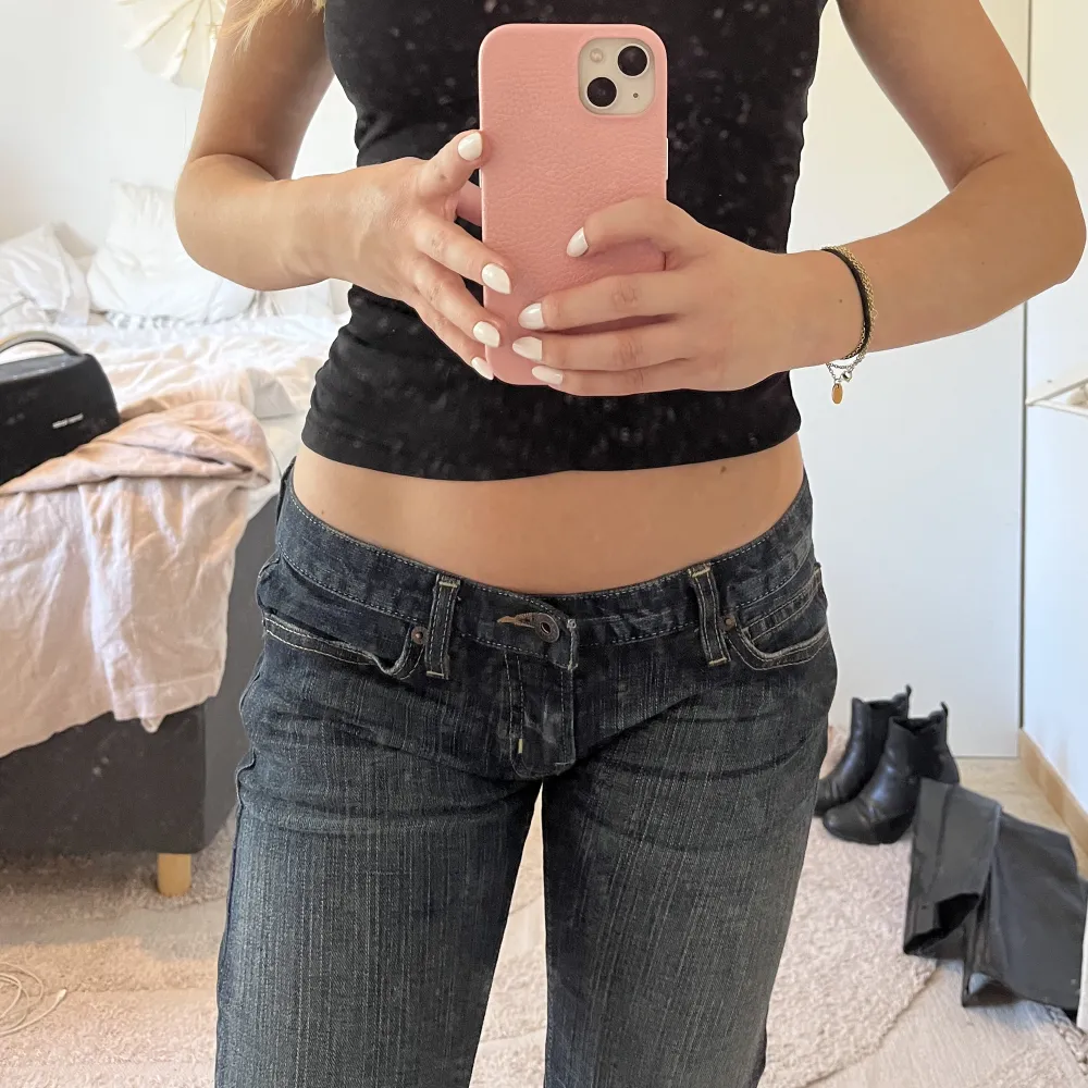 Lågmidjade jeans från guess i storleken W27 L34💗skriv vid frågor eller fler bilder. Midja:79cm Innerbenslängd: 84cm  Högsta bud: 440kr. Jeans & Byxor.