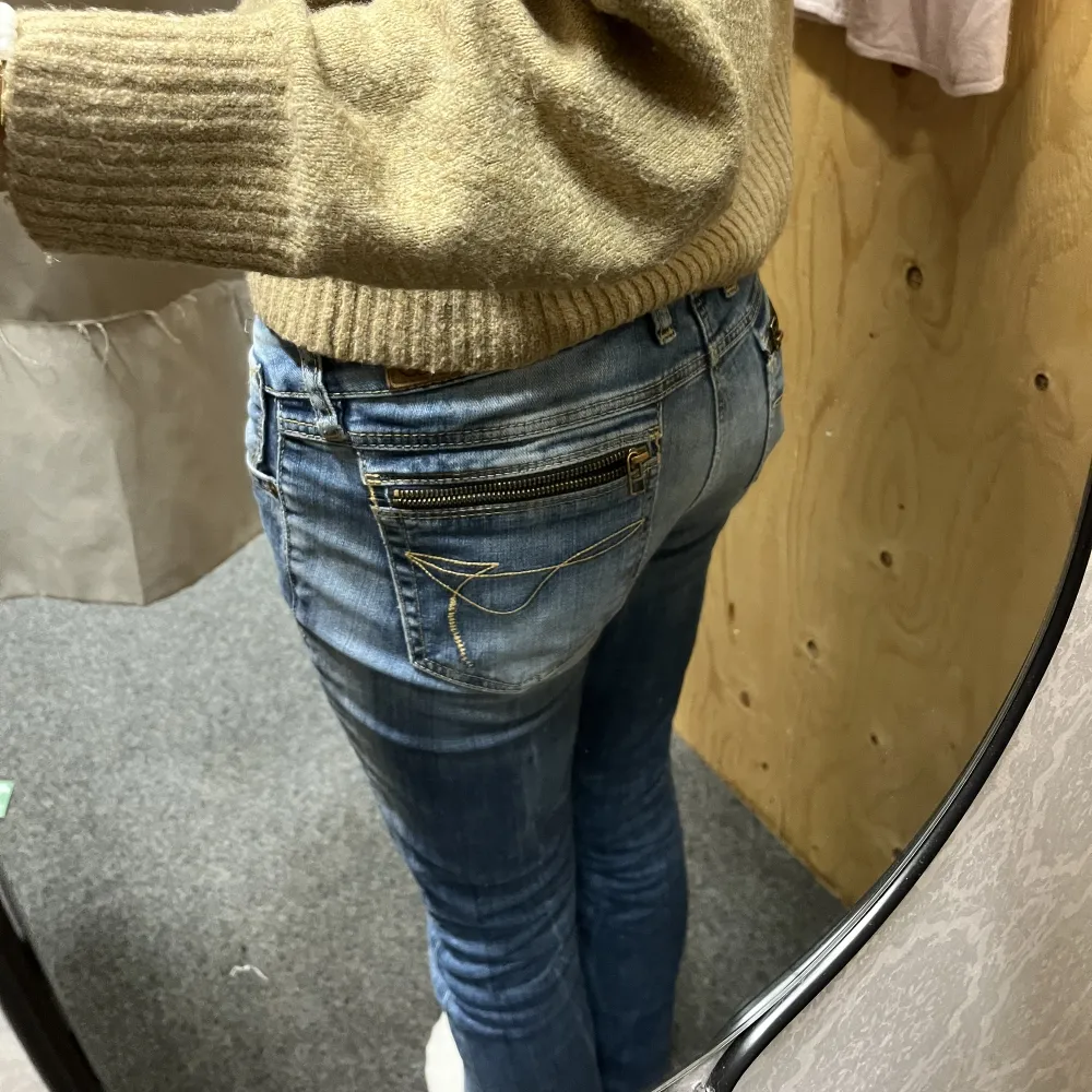 Fina lågmidjade jeans med coola fickor där bak. Köpta för 300kr men tycker de är för korta på mig. De är raka nedtill. . Jeans & Byxor.